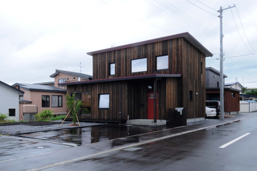 切妻屋根 外壁塗壁 外壁板張り 外観 写真 Sudoホーム北海道 札幌 伊達 ニセコで注文住宅の設計施工を行う工務店 高性能でデザイン 性の高い自然素材の住まい